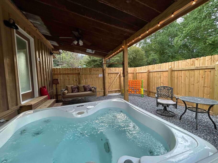 Blissful Nook Tiny Home ~ Cozy Retreat W/ Hot Tub; Near Town And Deep Creek Bryson City Dış mekan fotoğraf