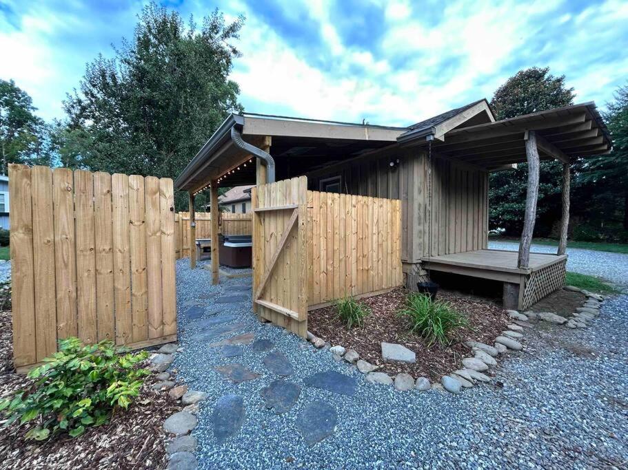 Blissful Nook Tiny Home ~ Cozy Retreat W/ Hot Tub; Near Town And Deep Creek Bryson City Dış mekan fotoğraf